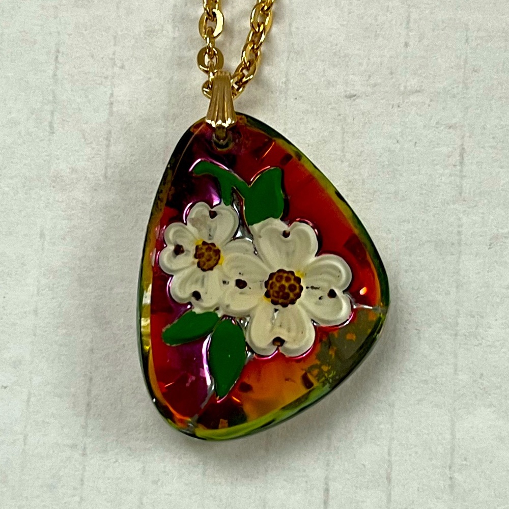 Vintage Dogwood Flower Crystal Intaglio pendant Gold Tone necklace 19”
